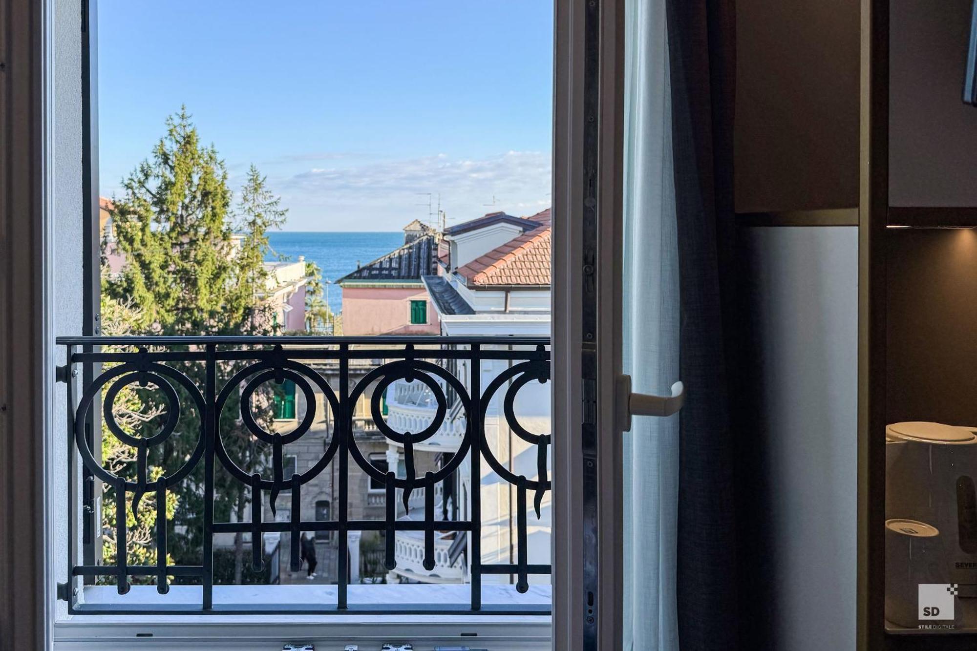 Elena 3* Varazze