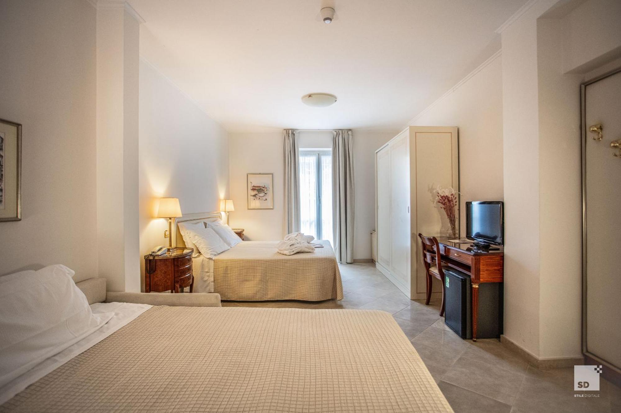 Hotel Elena 3*