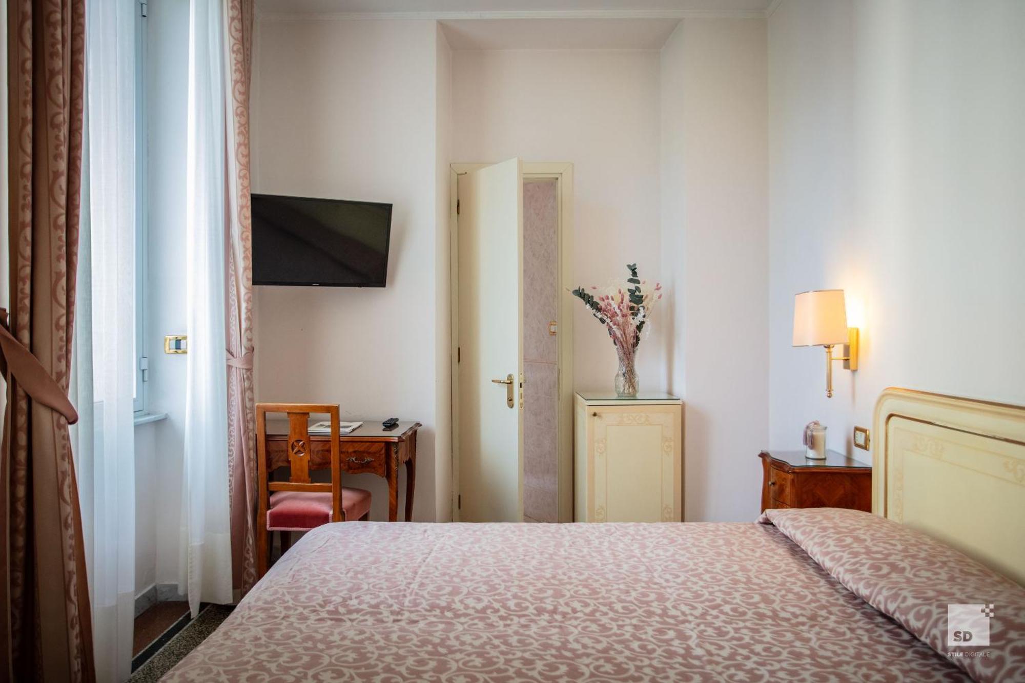 Hotel Elena 3*